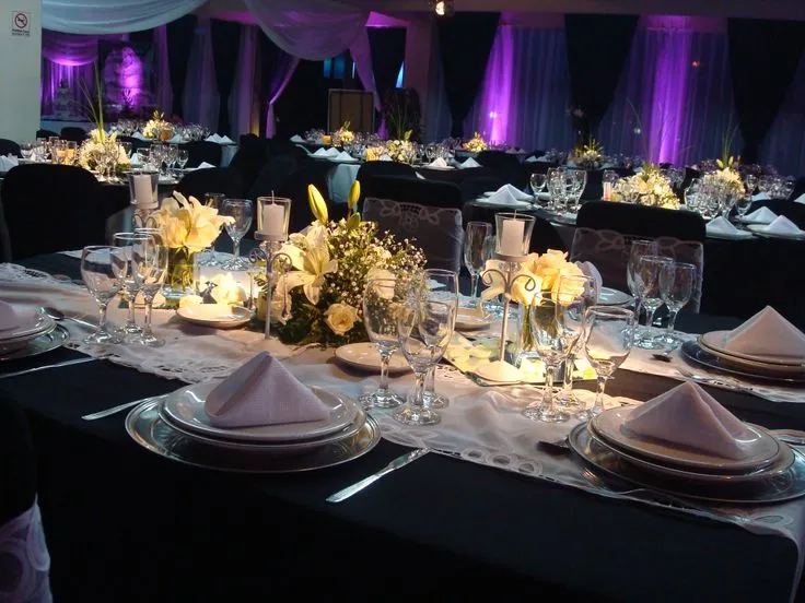 Salón de eventos con mesas montadas
