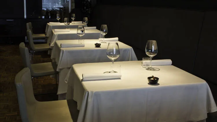 Mesa con mantelería, servilletas y caminos