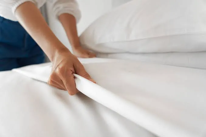 Habitación de hotel con ropa blanca